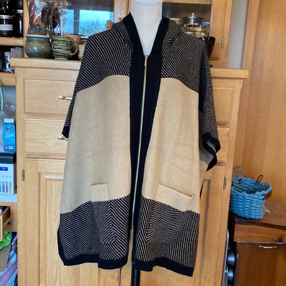 Gorgeous Hooded PONCHO! 🔥HOT ITEM🔥 KASPER Spacious L /XL Womens NEW! 🍁🎄 - Picture 5 of 17